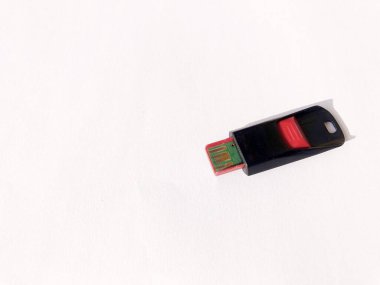 Beyaz arkaplandaki usb flash diski