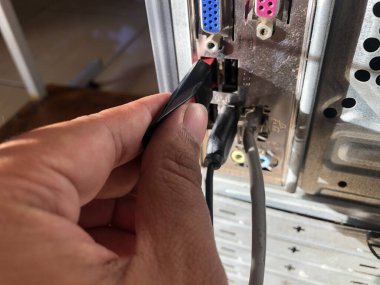 Bir kişinin elinin USB flasdisk yüklemesini kapat