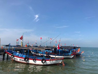 Deniz ve gökteki tekneler