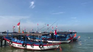 Sıra sıra Endonezya sancak gemileri, ahşaptan yapılmış geleneksel deniz taşıma araçları