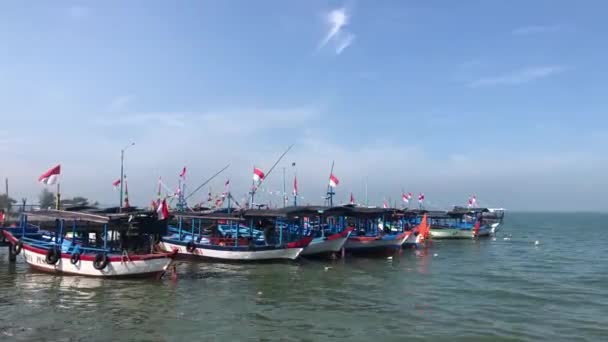 Reihen Von Indonesischen Flaggenbooten Traditionelle Seetransportwerkzeuge Aus Holz — Stockvideo