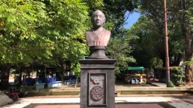 Jepara juni 2023 - Karitini sahilinde heykel simgesi, Jepara, yeşil ağaç yaprağı arka planı