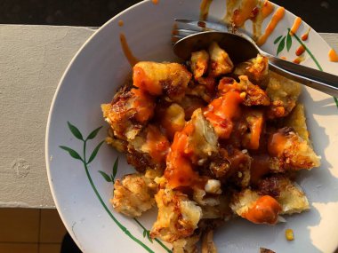 Bakwan baharatlı, tatlı soya soslu.