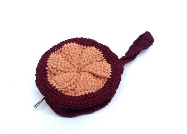 Bozuk para çantası kırmızı örgü beyaz arkaplan