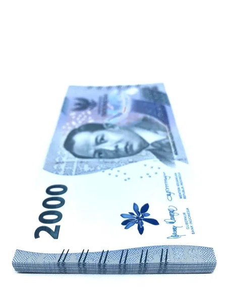 Ein Stapel Neuer Zweitausend Rupiah Scheine Auf Weißem Hintergrund — Stockfoto
