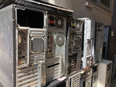 kırık eski bilgisayar birimi