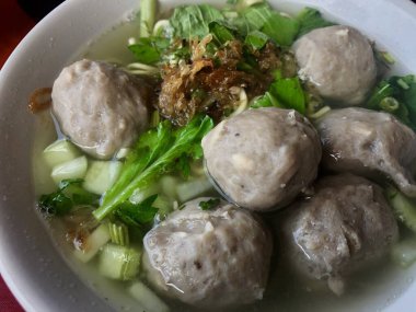 Endonezya usulü biftek köftesi çorbası