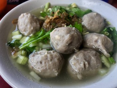 Endonezya usulü biftek köftesi çorbası