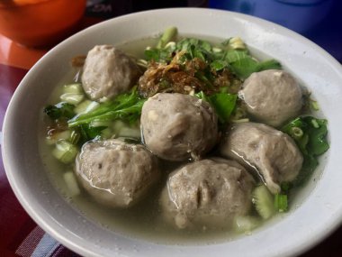 Endonezya usulü biftek köftesi çorbası