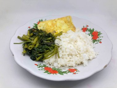 Sebzeli pilav ve sahanda yumurta