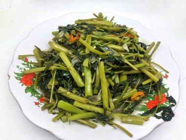 Kırmızı ve beyaz fasulyeli yeşil fasulye.