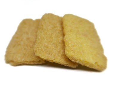 Beyaz arka planda izole edilmiş tatlı patates krakeri.