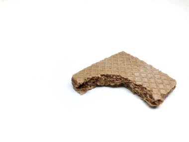 Beyaz arka planda çikolata kremalı gofretler.