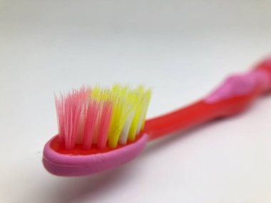 Kudus, 19 Eylül 2023 'te beyaz arka planda diş fırçasını kapat. 