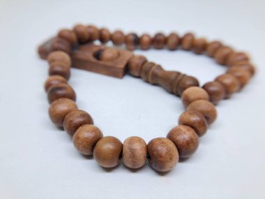 Beyaz arka planda mücevher ve aksesuarlar