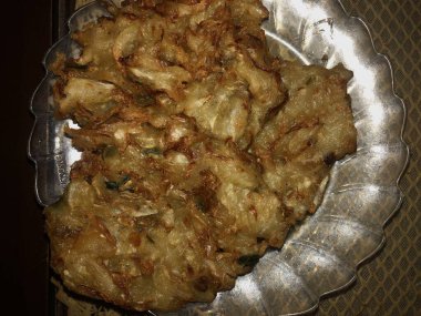 Kızarmış patates, sarımsaklı ve otlu..