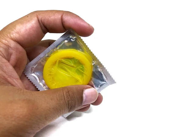 Żółty Prezerwatywa Dłoni Białym Tle — Zdjęcie stockowe
