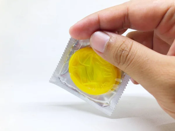 Kondom Handen Isolerad Vit Bakgrund — Stockfoto
