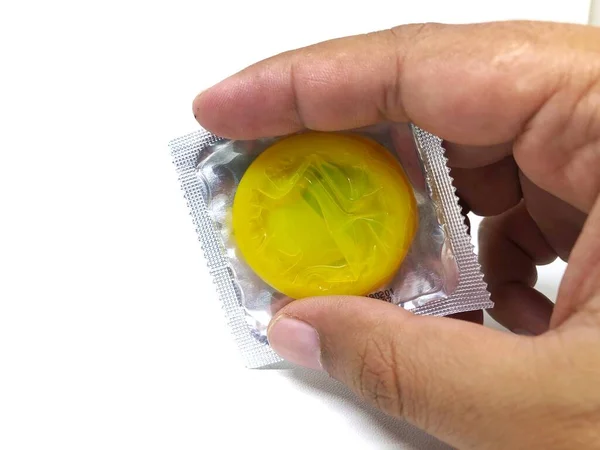 Hand Mit Kondom Auf Weißem Hintergrund — Stockfoto