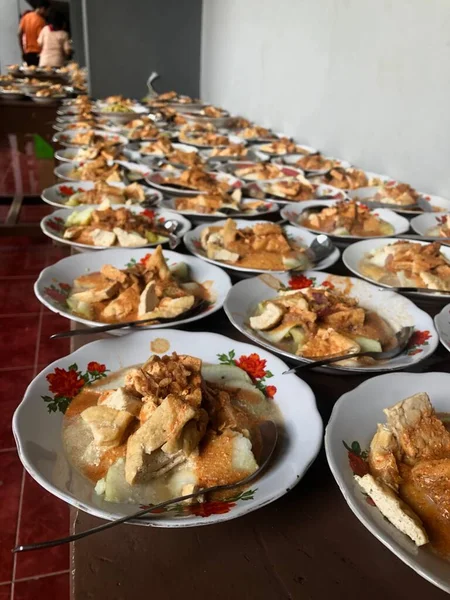ホワイトプレートのインドネシア料理 タロッグ — ストック写真