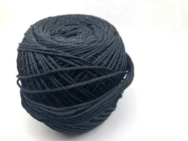 白で隔離された黒編み糸 — ストック写真