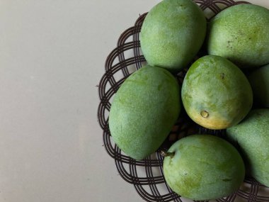 Taze yeşil elmalar masada.