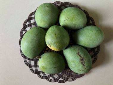 Taze erikler beyaz bir tabakta