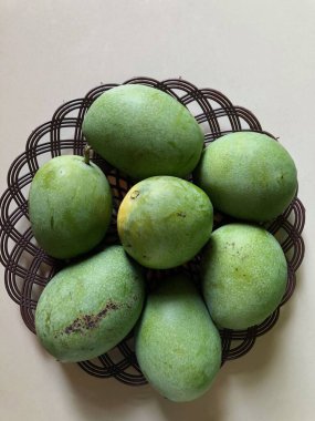 Beyaz arkaplanı olan olgun erikler