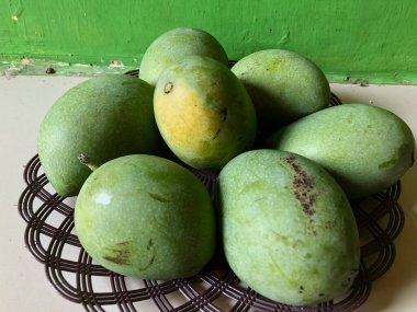 Yeşil yapraklı mango meyvesi