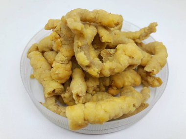 Beyaz arka planda kızarmış balık.