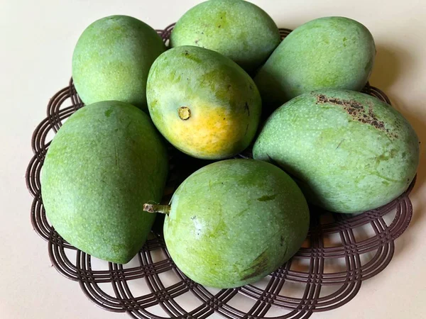 Beyaz arka planda taze mango meyvesi