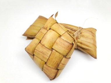 Geleneksel Malay Ramazan yemekleri, Nasi Ketupat. Oruç tutmak için favori yemek, sığır eti veya tavuk rendang ve hindistan cevizi sütü ile yenir..