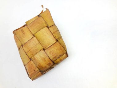 Olgun ketupat beyaza izole edilmiş