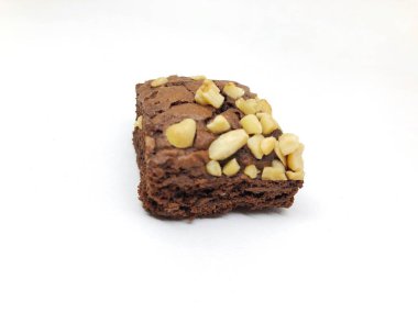 Beyaz arka planda izole edilmiş tatlı ve lezzetli çikolatalı brownie..