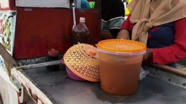 Jepara 23 Januari 2024, plastik bir kapta bir bardak suyu kapat. 