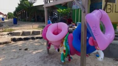 Mavi gökyüzü ve bulutlu renkli plaj Jepara 13 Januari 2023 