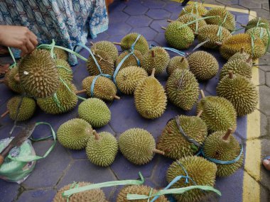 Durian sokak pazarında indirimde.