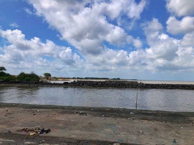 Sahildeki mavi gökyüzü manzarası