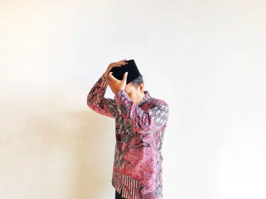 Camide dua eden Asyalı Müslüman adam..