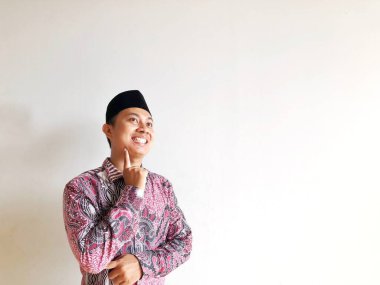 Gülümseyen ve mesaj için boş alanı gösteren mutlu Müslüman adam.