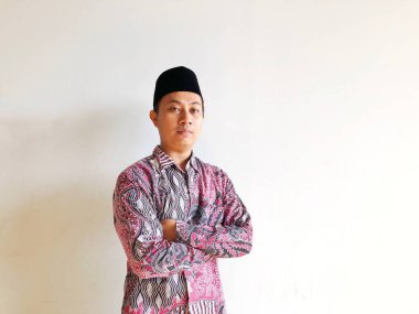 Asyalı Müslüman adam mutlu yüz ifadesi