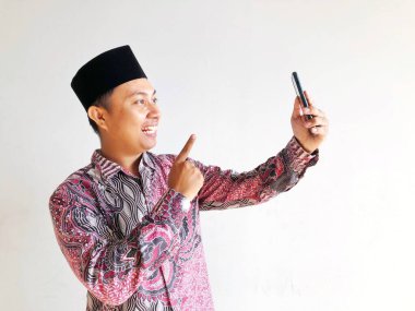 Asyalı iş adamının portresi mesaj için boş alanı olan akıllı telefonu kullanıyor