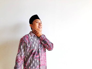 Müslüman bir adam susuzluğunu giderir.