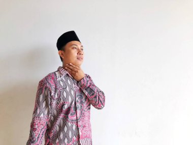 Müslüman bir adam susuzluğunu giderir.