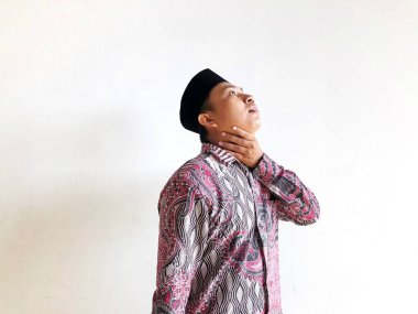 Müslüman bir adam susuzluğunu giderir.