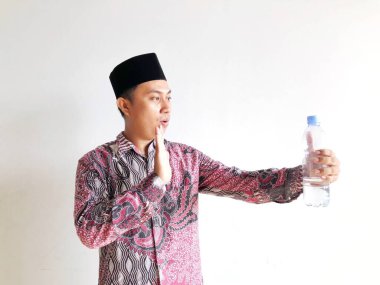 Asyalı Müslüman adam su içmeyi reddediyor.