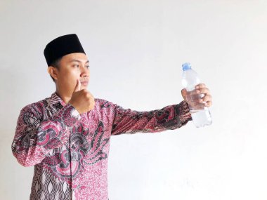 Elinde bir şişe su olan Asyalı bir adam.