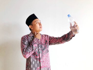 Müslüman bir adam susuzluğunu giderir.