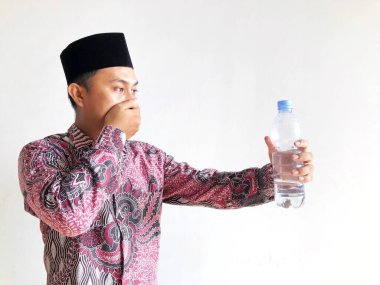 Genç adam sabahları su içiyor..