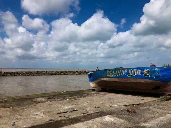 Jepara, 23 Şubat 2024 - Sahilde geleneksel tekne